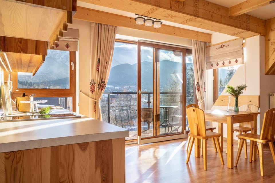 Kitchen or kitchenette, Dining area, Mountain view