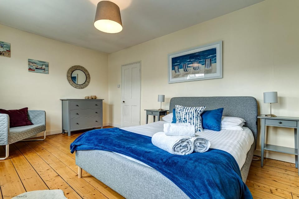 Bed, Living room, Seating area, Bedroom, towels