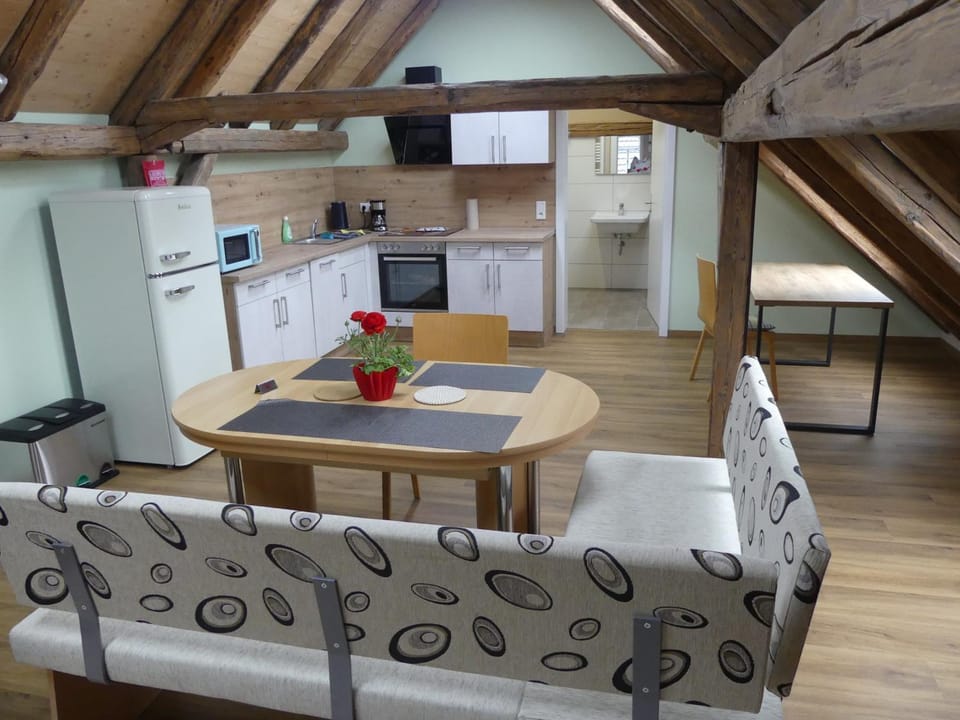 Kitchen or kitchenette, Seating area