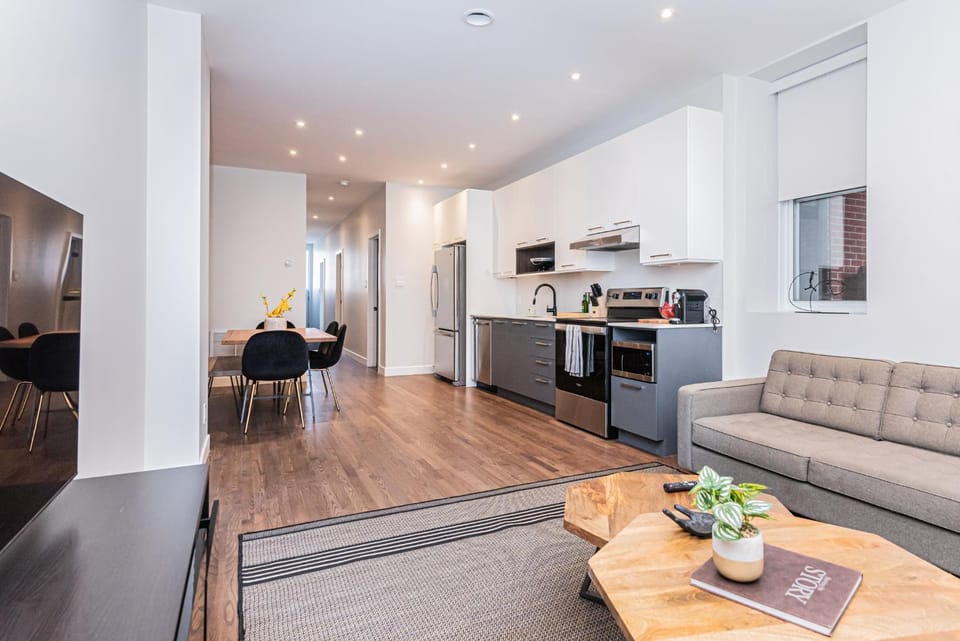 TV and multimedia, Kitchen or kitchenette, Living room, Seating area, Dining area, stove