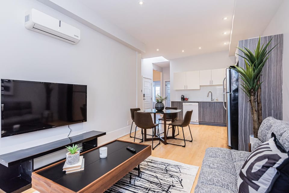 TV and multimedia, Kitchen or kitchenette, Living room, Seating area, Dining area, air conditioner