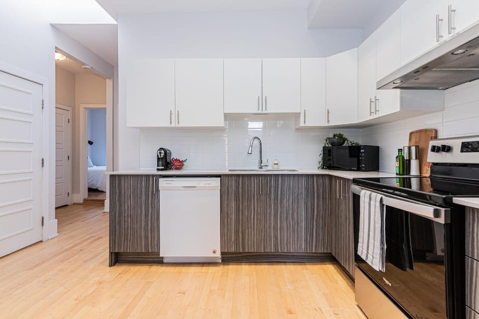Kitchen or kitchenette, dishwasher, oven, stove