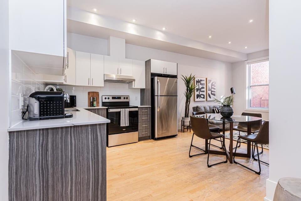 Kitchen or kitchenette, Dining area, oven, stove