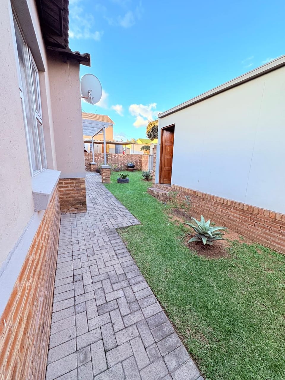 43 Home self Catering with backup power and High speed WiFi Apartment in South Africa