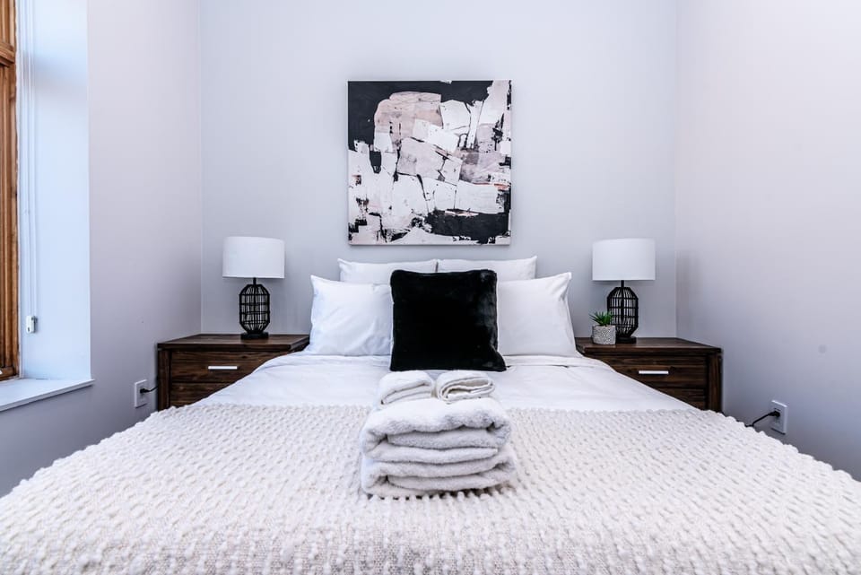 Bed, Bedroom, towels