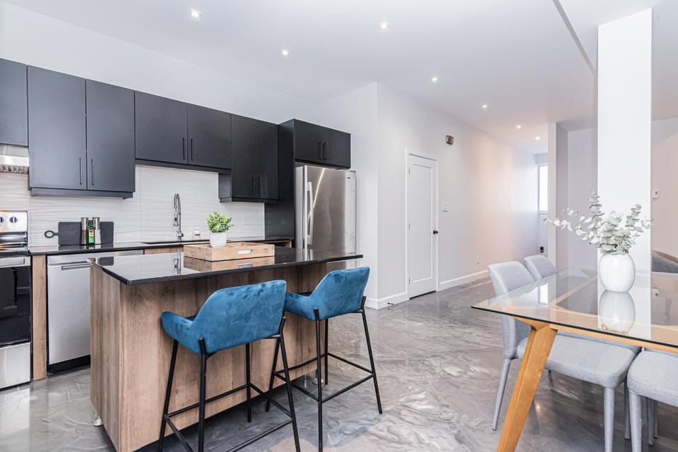 Kitchen or kitchenette, Living room, Seating area, Dining area, dishwasher, oven, stove