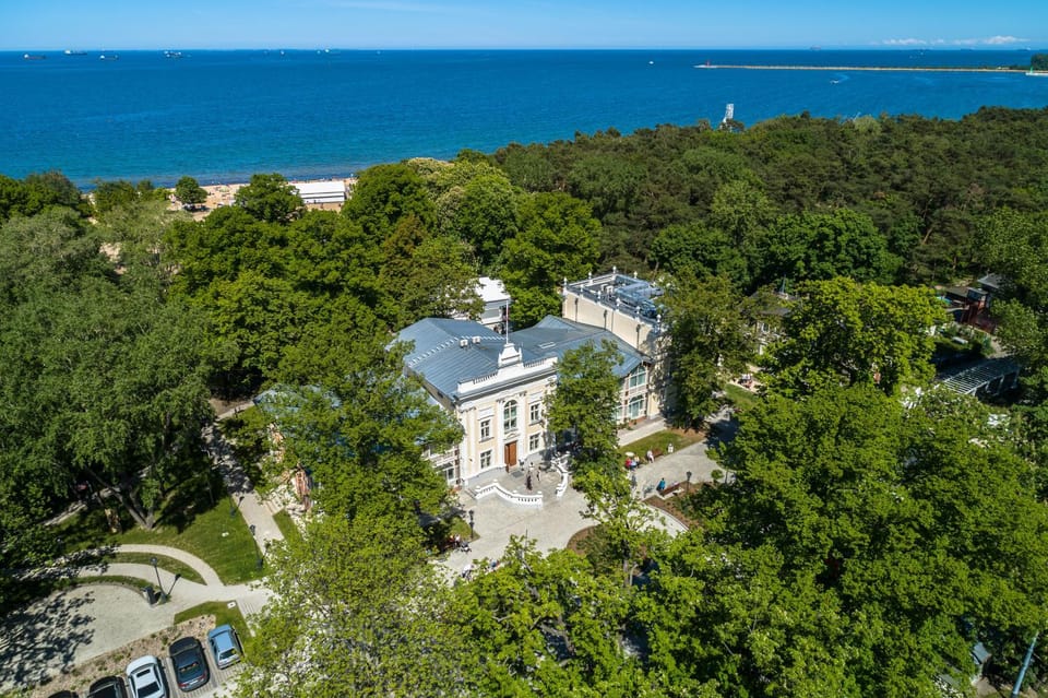 Property building, Nearby landmark, Day, Neighbourhood, Natural landscape, Bird's eye view, Beach, Sea view, Street view, Location, Parking
