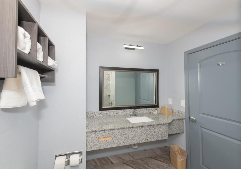 Jamestown inn & Suites Hotel in Riverdale