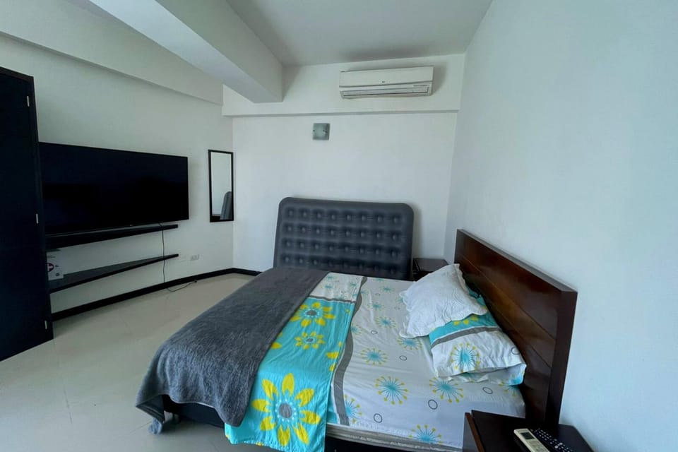 Bed, TV and multimedia, Photo of the whole room, Bedroom