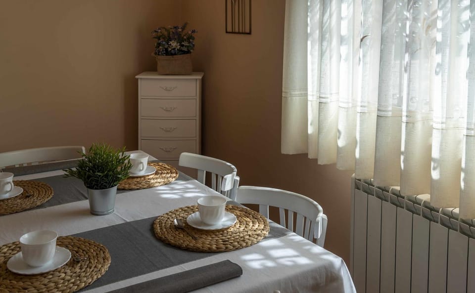 Communal lounge/ TV room, Living room, Lounge or bar, Dining area