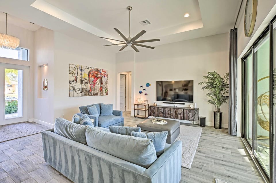 Sun-Seekers Getaway: Lavish Cape Coral Villa House in Cape Coral