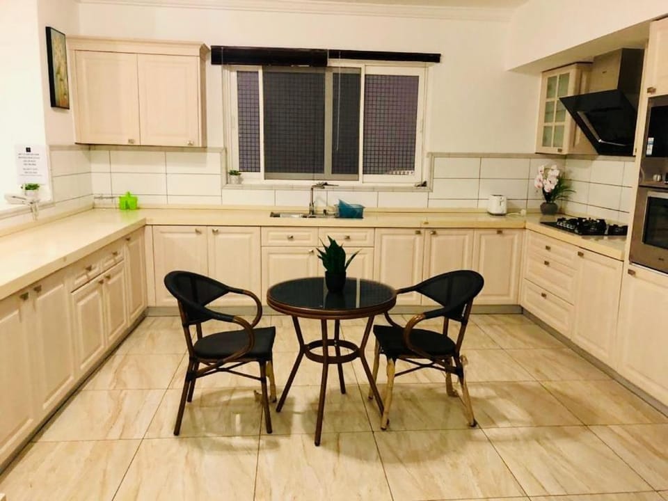 Lovely 3 Bedroom Apartment with Pool, Bertha’s Court Apartment in Accra