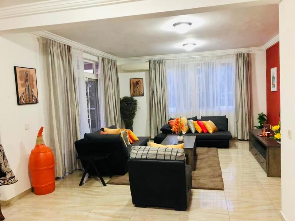Lovely 3 Bedroom Apartment with Pool, Bertha’s Court Apartment in Accra