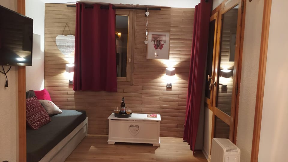 PARADISKI-BELLE PLAGNE, Altitude 2050m, APPART skis aux pieds 4 personnes Apartment in Mâcot-la-Plagne