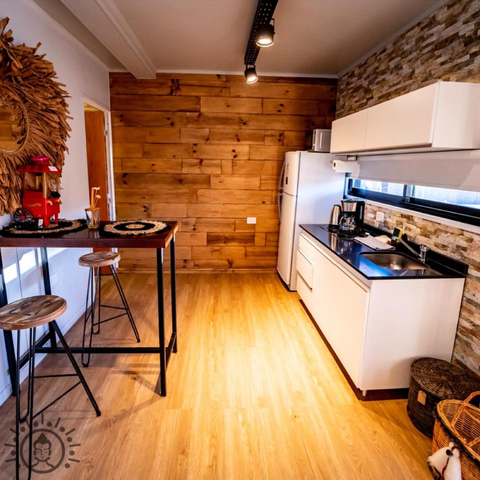 Coffee/tea facilities, Kitchen or kitchenette, Dining area, minibar, stove, toaster
