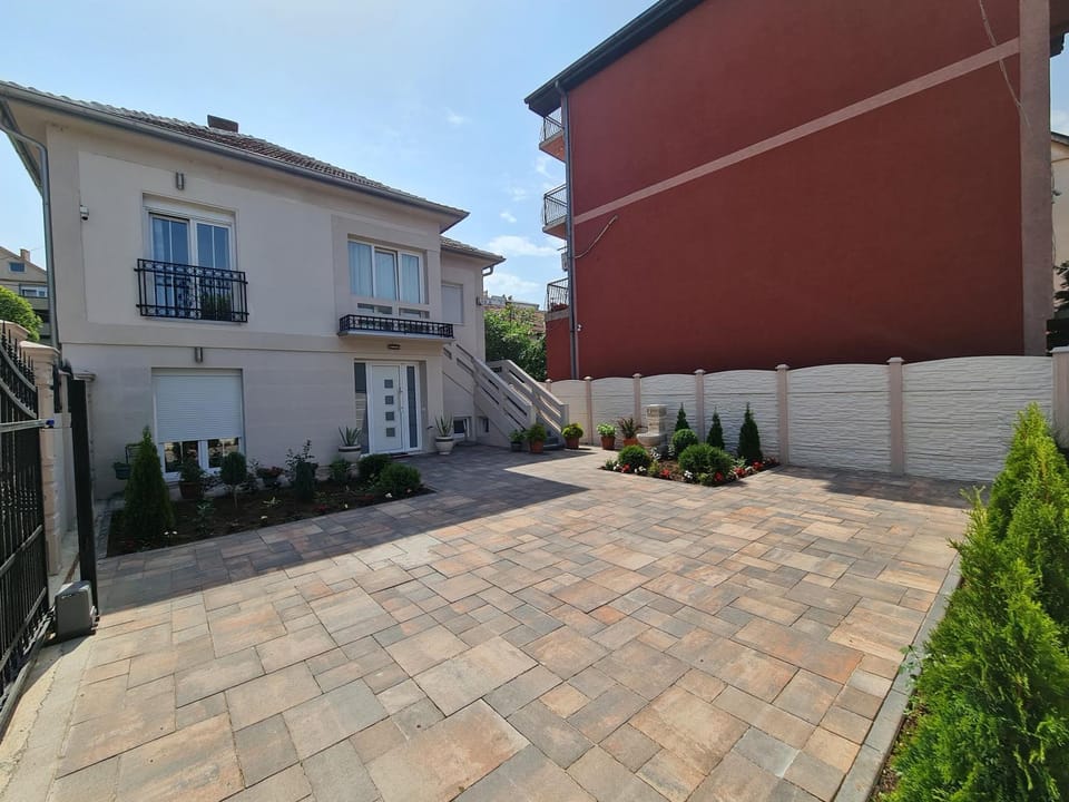 Property building, Patio, Facade/entrance, Neighbourhood