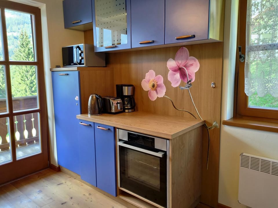 Coffee/tea facilities, minibar, pet friendly, toaster
