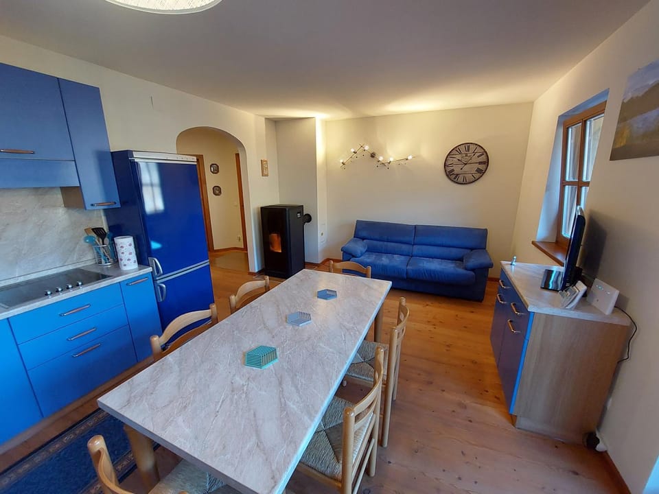 Kitchen or kitchenette, Living room, Seating area, Dining area