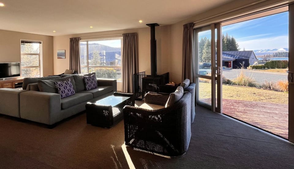 Living room, Lake view, Mountain view, fireplace