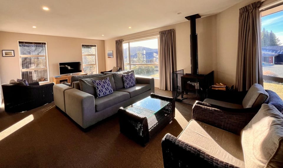 TV and multimedia, Living room, Seating area, fireplace