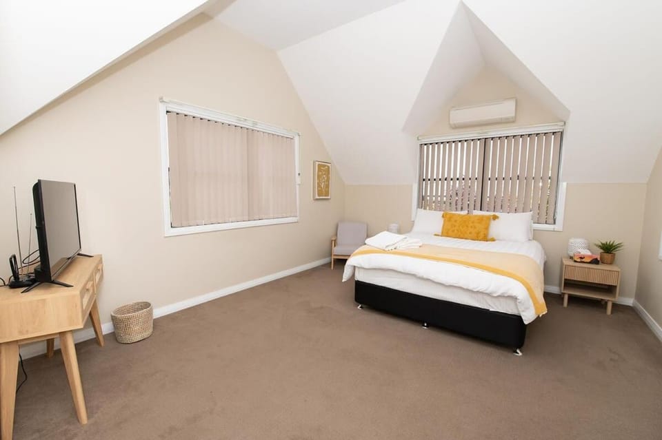 Phillip Villa, Modern & Fresh, Close to Town, Free Wifi House in Orange