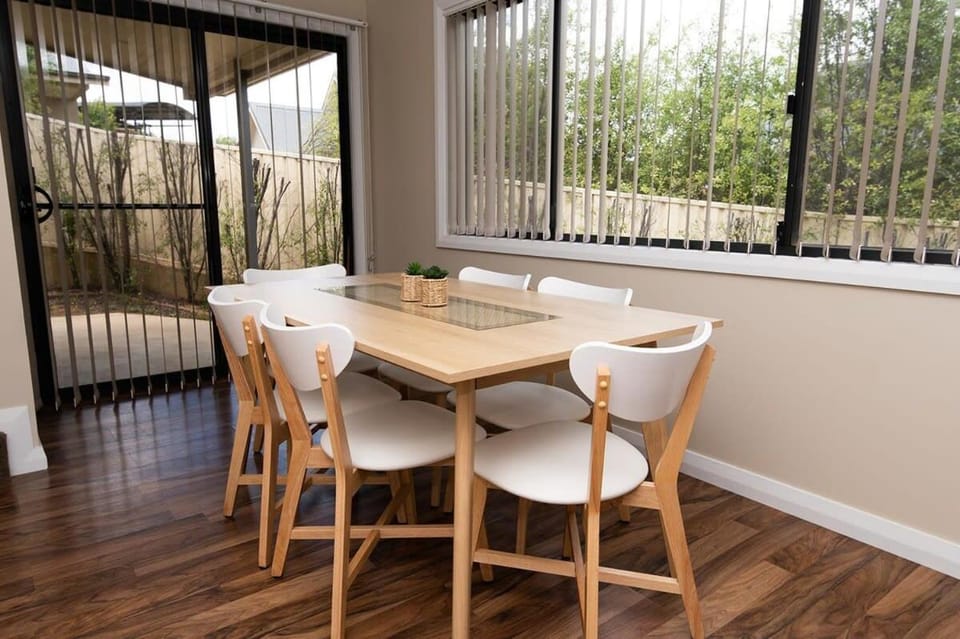 Phillip Villa, Modern & Fresh, Close to Town, Free Wifi House in Orange