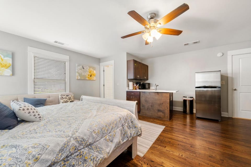 Kitchen or kitchenette, Bedroom, fireplace