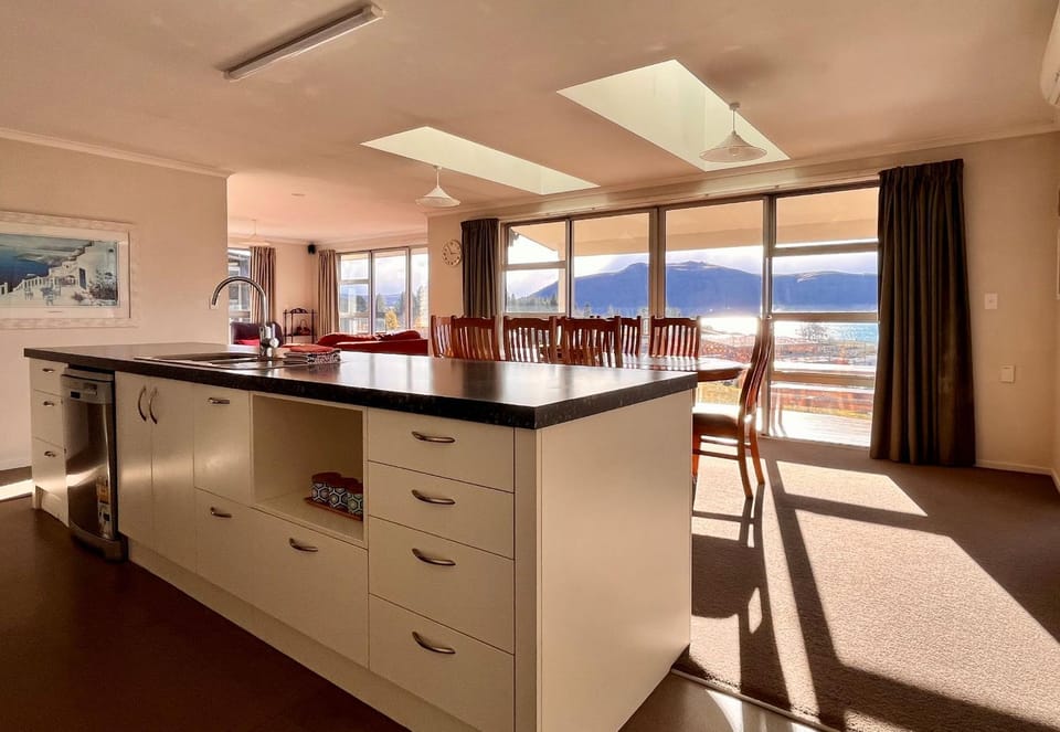 Kitchen or kitchenette, Dining area, Lake view, Mountain view, kitchen
