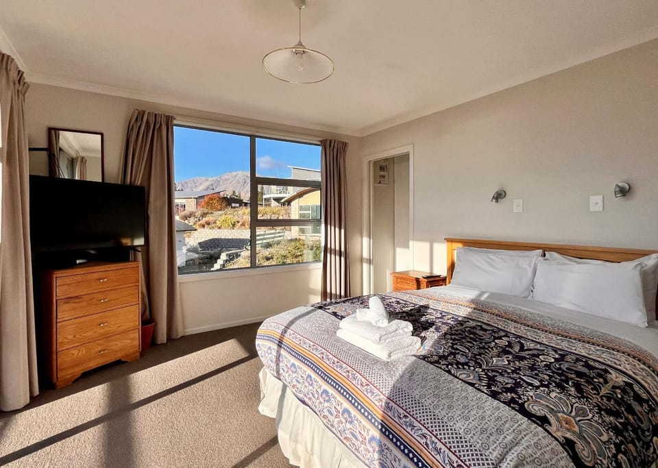 Bed, Photo of the whole room, Bedroom, Mountain view