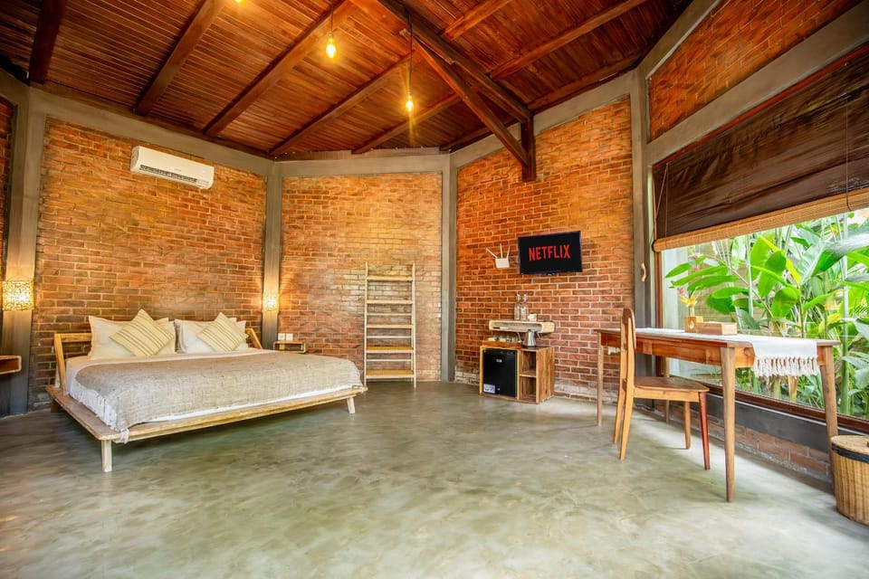 Bed, TV and multimedia, Photo of the whole room, Seating area, Bedroom, air conditioner