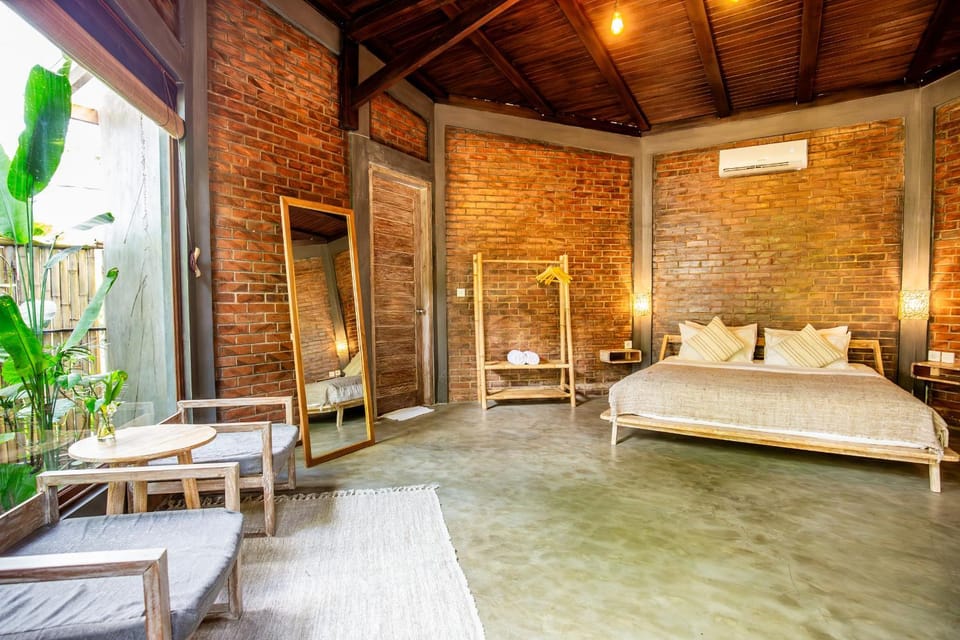 Bed, Photo of the whole room, Seating area, Bedroom, towels, air conditioner