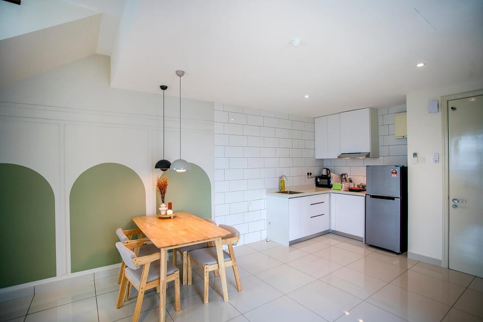 Kitchen or kitchenette, Dining area, stove