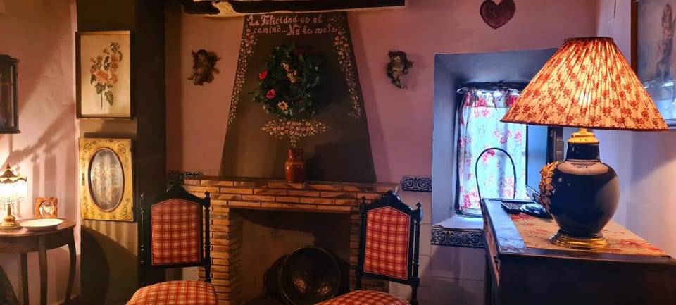 Restaurant/places to eat, Seating area, fireplace