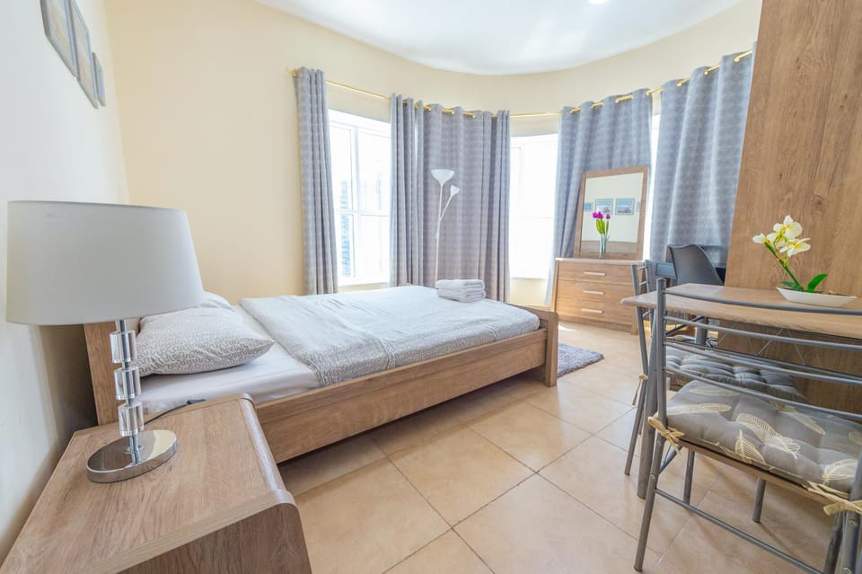 Bed, TV and multimedia, Photo of the whole room, Seating area, Bedroom, hair dresser