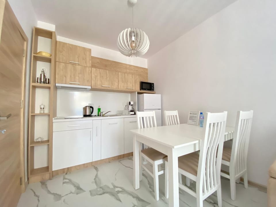 Kitchen or kitchenette, Dining area