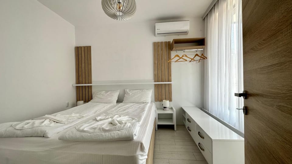 Bed, Photo of the whole room, Bedroom, air conditioner