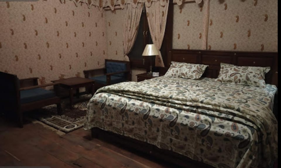 Bed, Photo of the whole room, Seating area, Bedroom