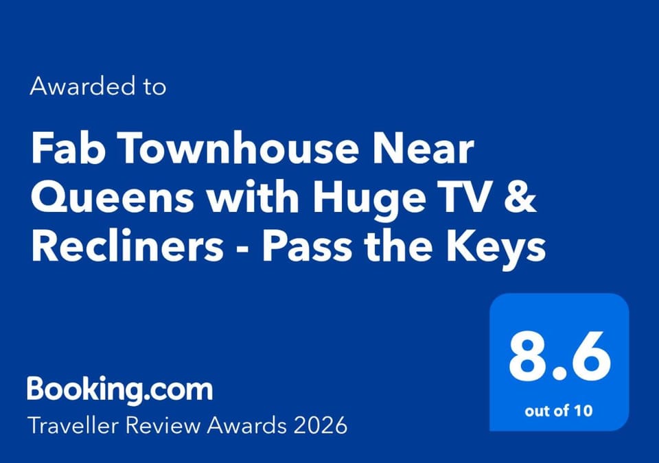 Fab Townhouse Near Queens with Huge TV & Recliners - Pass the Keys House in Belfast