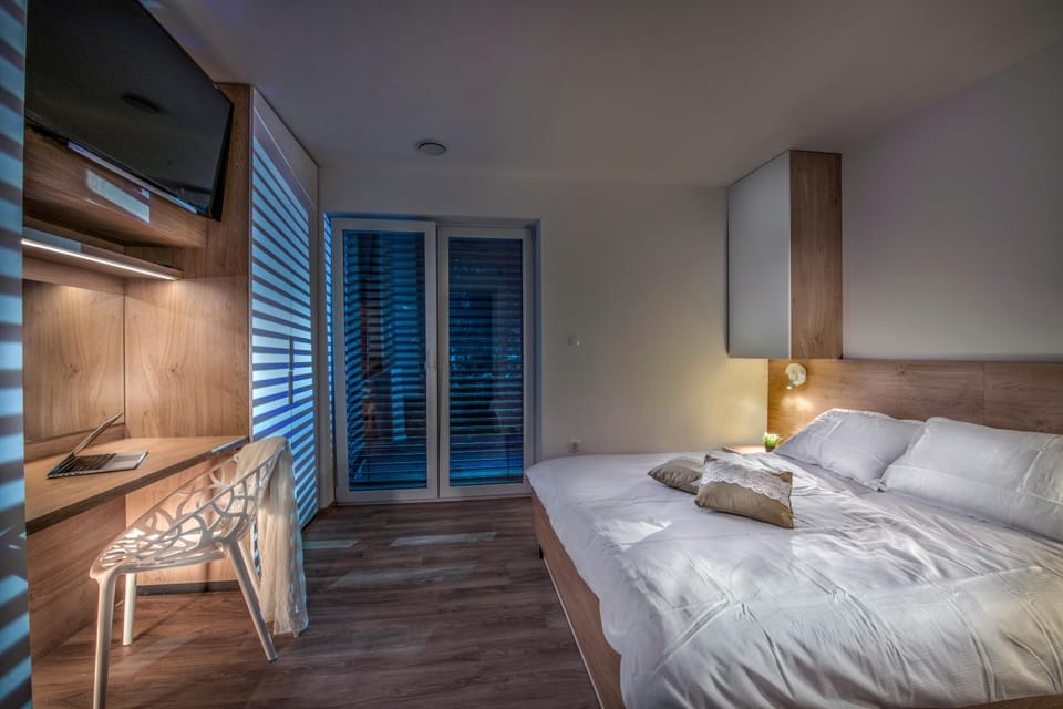 Property building, TV and multimedia, Photo of the whole room, Bedroom