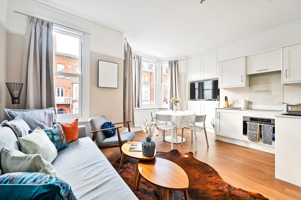 Kitchen or kitchenette, Living room, Seating area, Dining area