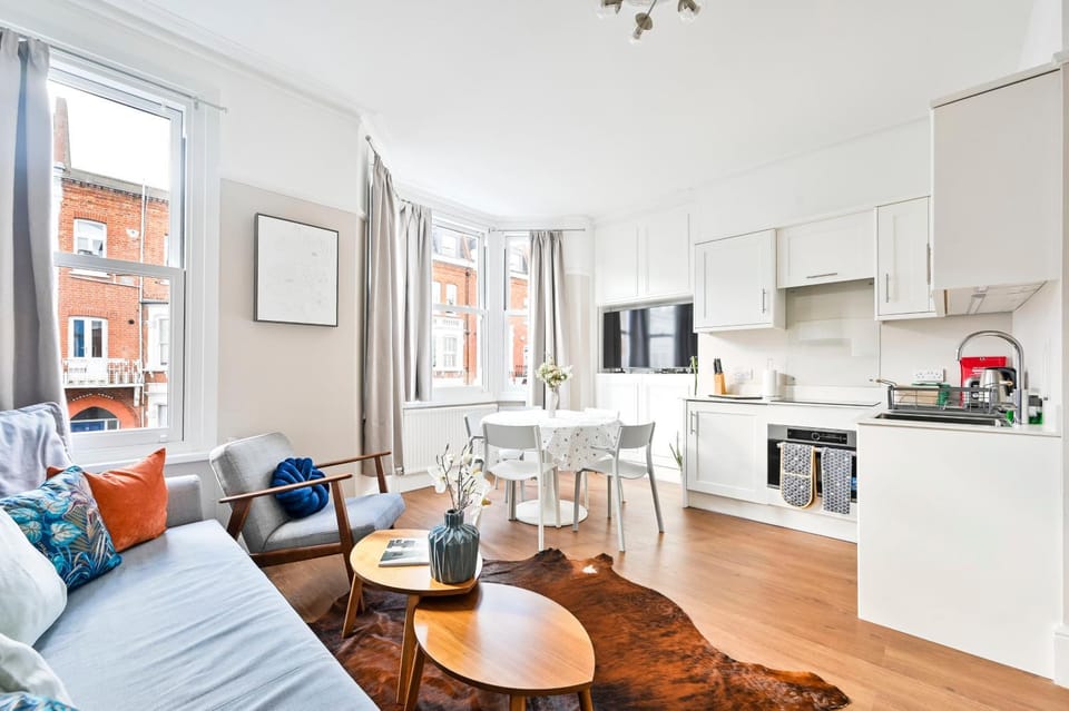 Kitchen or kitchenette, Living room, Seating area, Dining area