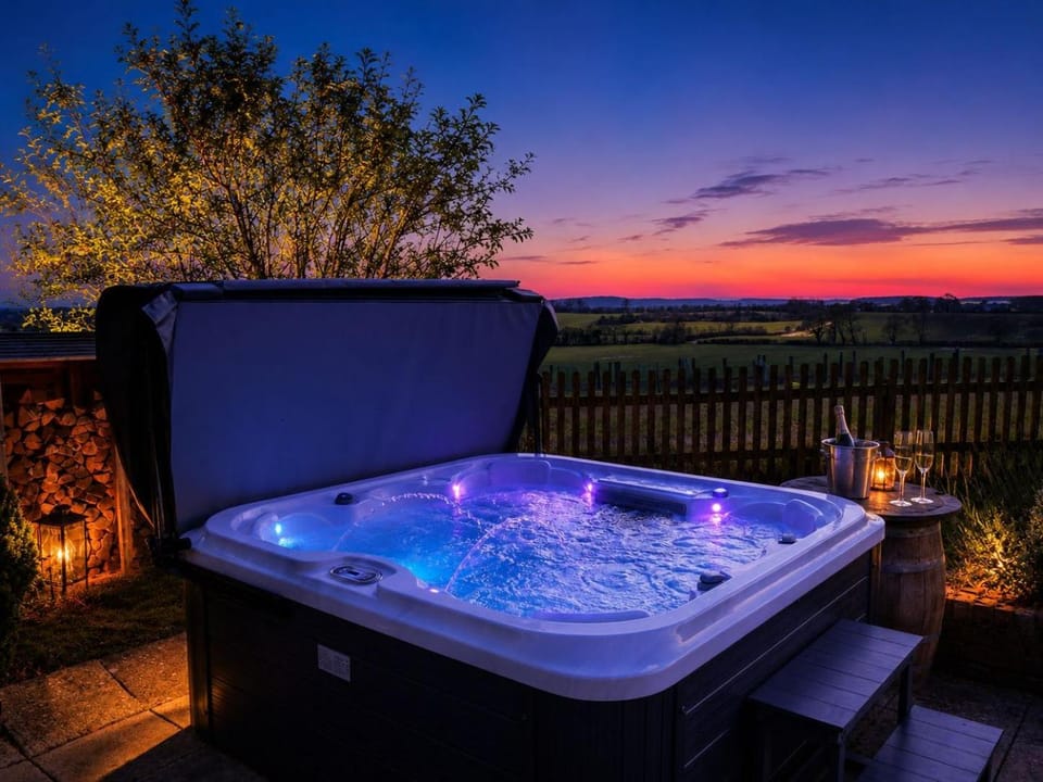 South View Country House Sleeps 12 - Hot Tub - Views House in Wychavon District