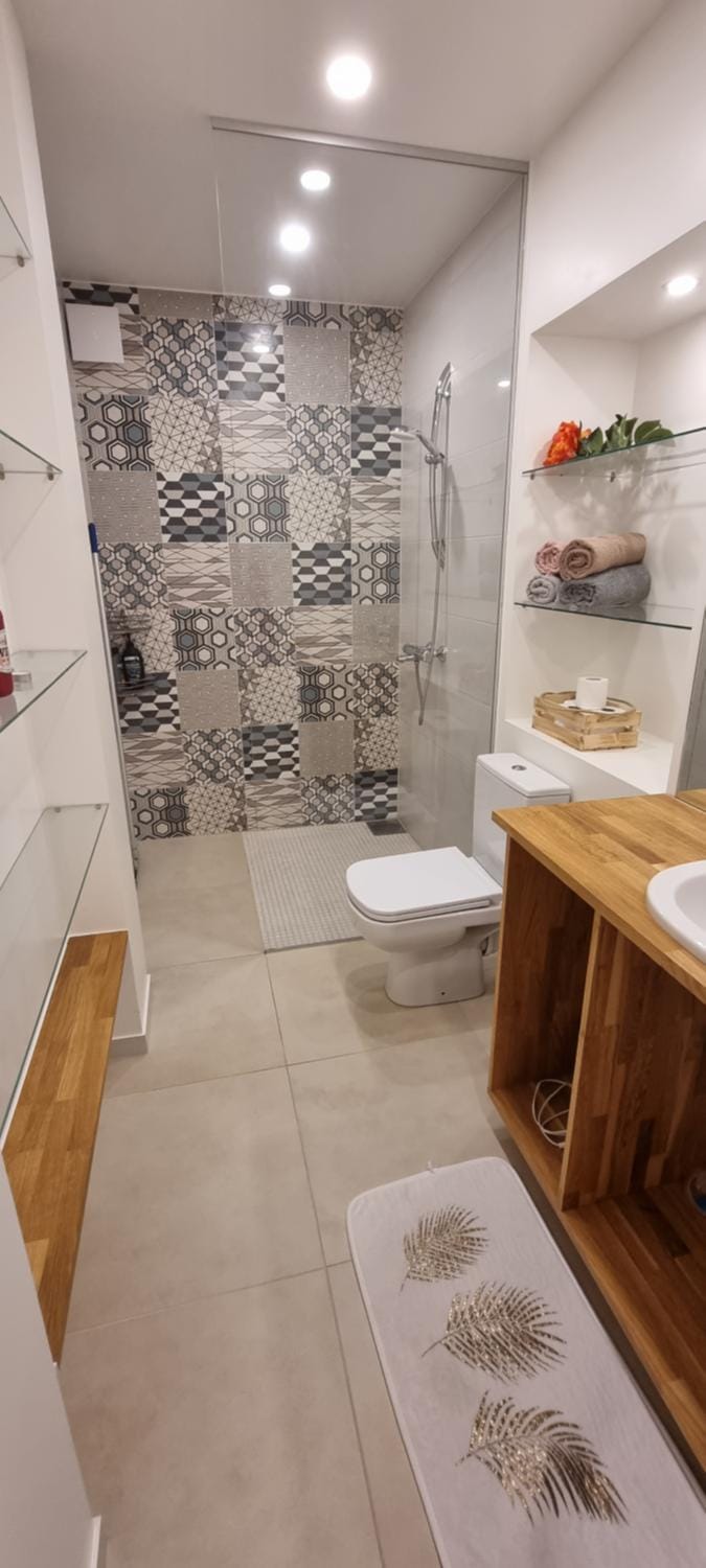 Shower, Toilet