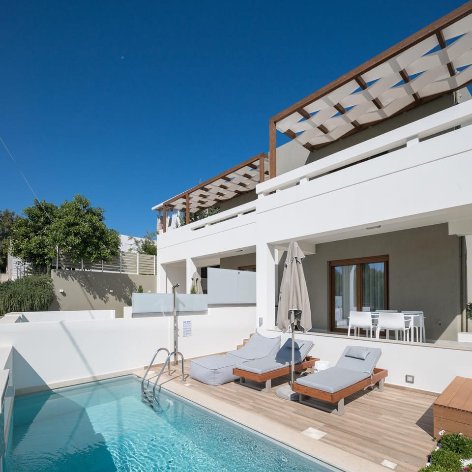 Property building, Swimming pool, sunbed