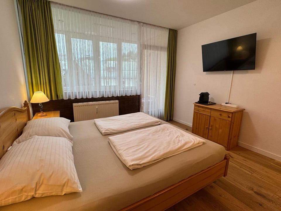 Bed, TV and multimedia, Bedroom, heating