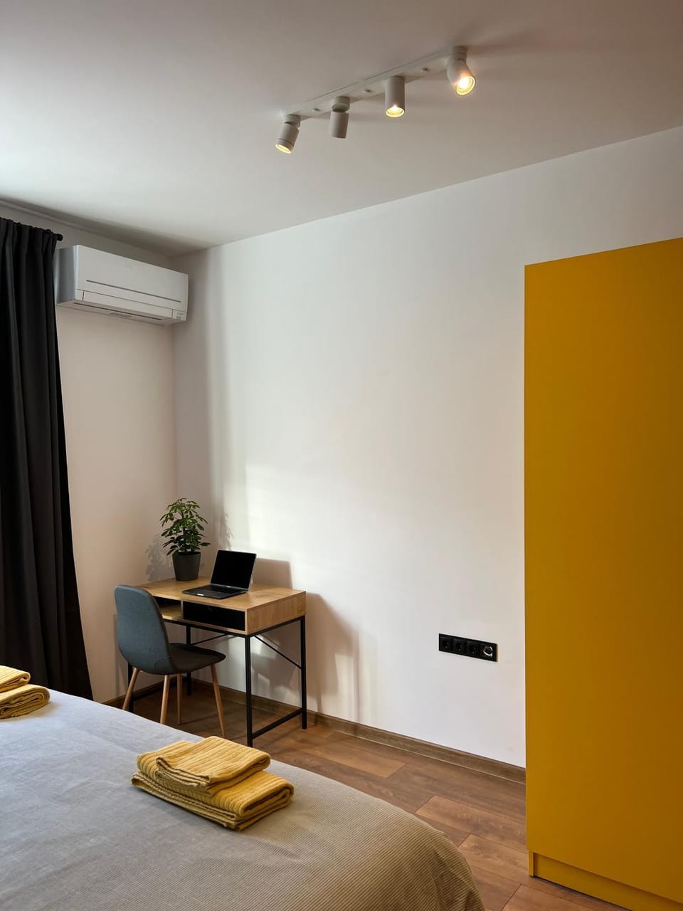 Bed, Bedroom, heating, wardrobe, air conditioner