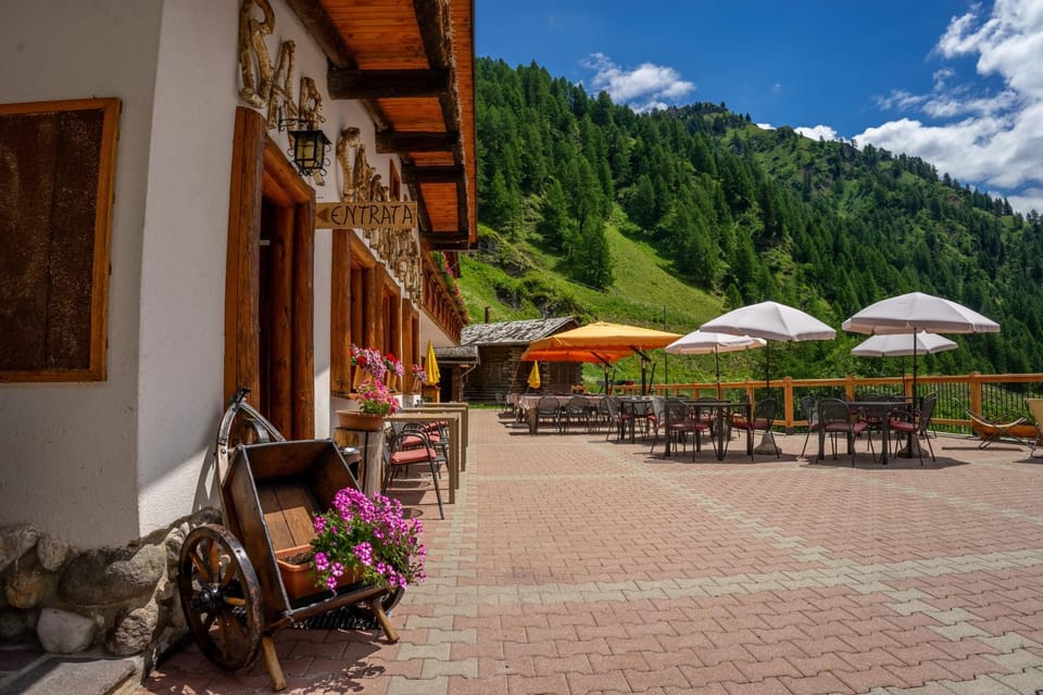 Property building, Restaurant/places to eat
