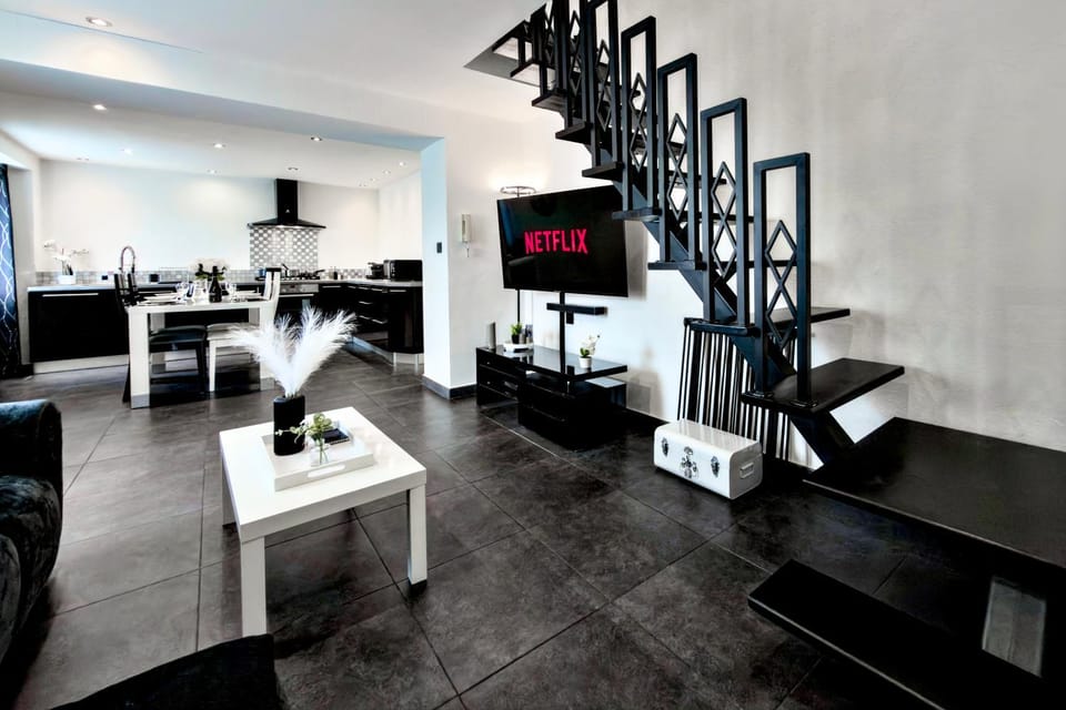 TV and multimedia, Kitchen or kitchenette, Living room, Dining area