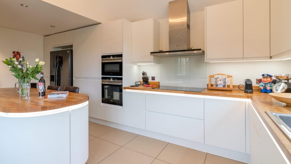 Coffee/tea facilities, Dining area, oven, stove, kitchen