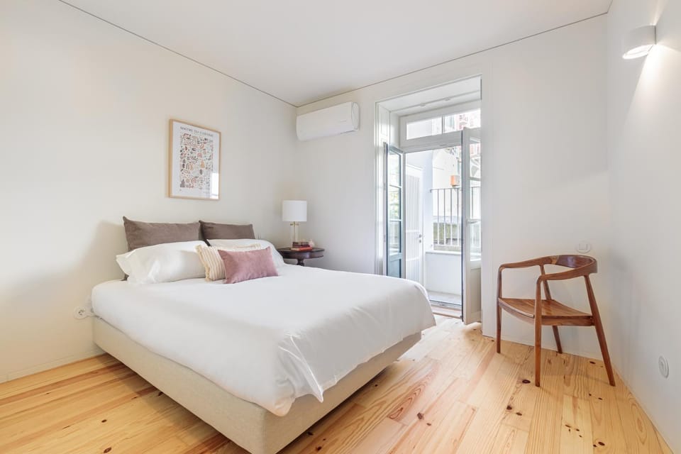 Bed, Balcony/Terrace, Photo of the whole room, Bedroom, Inner courtyard view, flat iron, heating, wardrobe, air conditioner